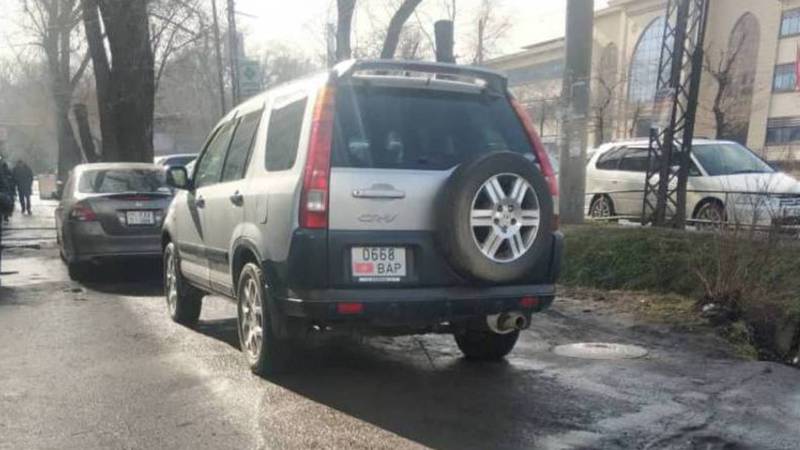 На ул.Фучика водители паркуются на тротуаре. Фото