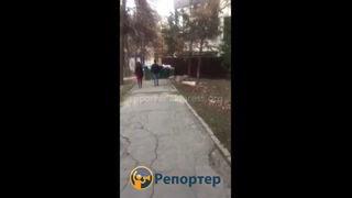 Горожанин просит убрать мусорные баки на тротуаре парковой зоны на ул.Шопокова (фото)