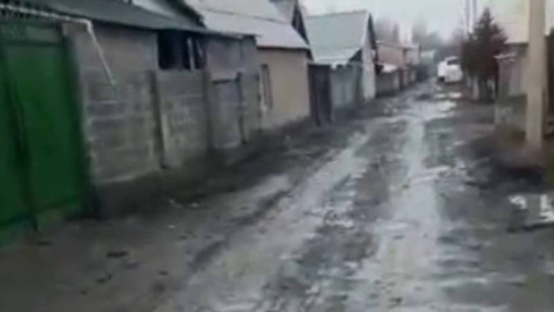 Житель жилмассива Ынтымак просит восстановить дорогу после прокладки канализационных труб. Видео
