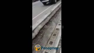 Бишкекчанин жалуется на состояние тротура и бордюров на недавно отремонтированной ул.Токтоналиева (видео)