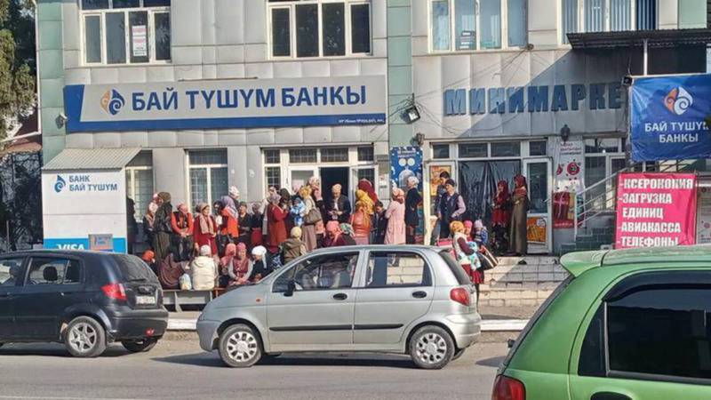 «Фотография старая»: Представитель банка, который якобы работал несмотря на ЧС в Сузаке, опровергает информацию сотрудника
