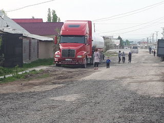 Читатель просит принять меры в отношении водителя бензовоза, который оставляет машину возле жилых домов