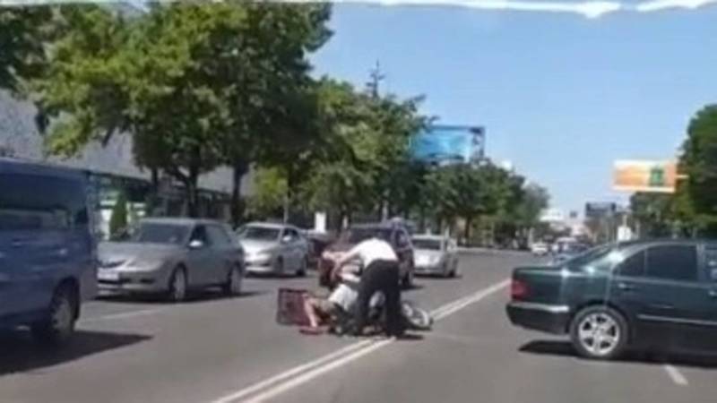 ДТП на Чуй-Гоголя. «Мерседес» сбил доставщика пиццы. Видео очевидца