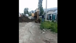 По улице Шералиева в городе Нарын трубы для питьевой воды проложили некачественно,- местный житель