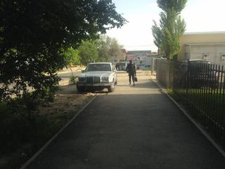 Парковка на тротуаре и газоне
