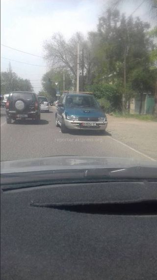 Машина выехала на встречную полосу движения и припарковалась