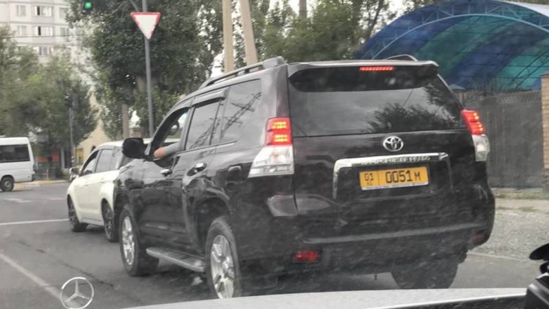 На ул.Медерова «Прадо» выехал на встречку и подрезала «Мерседес». Видео очевидца