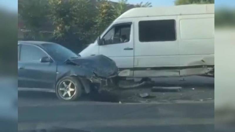 В Узгене столкнулись легковушка и бус. Видео с места аварии