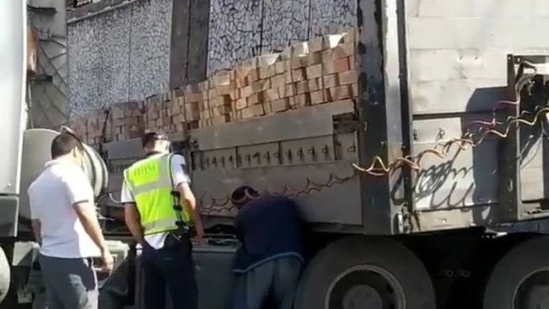 Грузовик с кирпичами выехал на встречку на проспекте Айматова и не смог развернуться. Видео