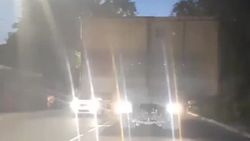В Бишкеке грузовик везет два огромных контейнера и создает аварийную ситуацию. Видео
