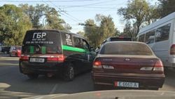 «Прадо», машина ГБР и маршрутка едут по встречке на ул.Некрасова. Видео очевидца
