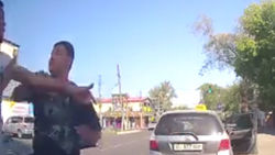 Два водителя подрались на дороге перед светофором. Видео