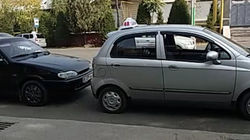 В Оше таксисты, припаркованные на остановке, не дают проехать маршруткам. Видео горожанки