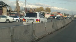 Lexus LX 470 едет по встречке в Беловодске. Видео