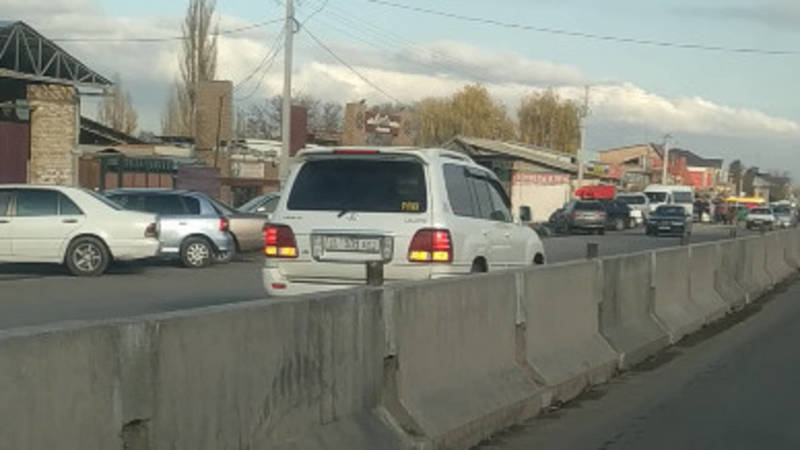 Lexus LX 470 едет по встречке в Беловодске. Видео