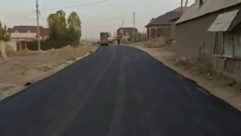 После укладки водопровода дорога в селе Орто-Сай стала на полметра уже, - местный житель