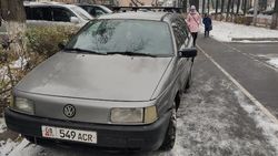 «Пассат», находящийся в залоге или аресте, припарковали на тротуаре по Манаса