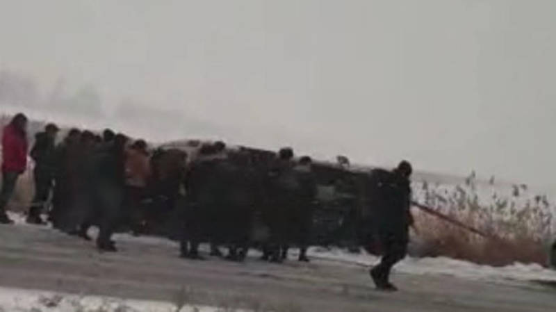 На объездной дороге перевернулся пассажирский бус. Видео