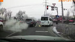 «Тойота» создала аварийную ситуацию на Байтик Баатыра. Видео очевидца «Тойота» создала аварийную ситуацию на Байтик Баатыра. Видео очевидца