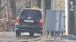 Таксист на «Хонде» едет по тротуару на Льва Толстого