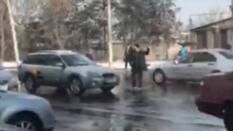 На Советской не работает светофор, прохожий регулирует движение. Видео