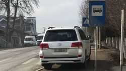 В Оше «Крузак» припарковали на остановке и на пешеходном переходе. Фото В Оше «Крузак» припарковали на остановке и на пешеходном переходе. Фото