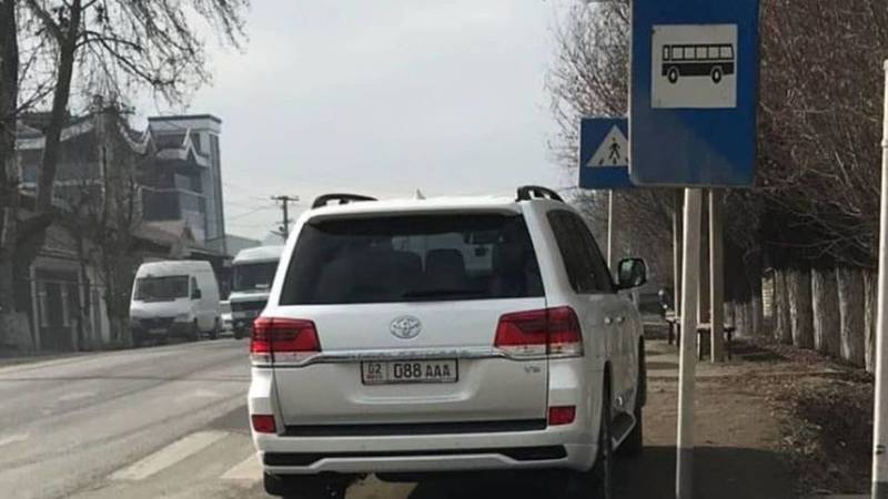 В Оше «Крузак» припарковали на остановке и на пешеходном переходе. Фото