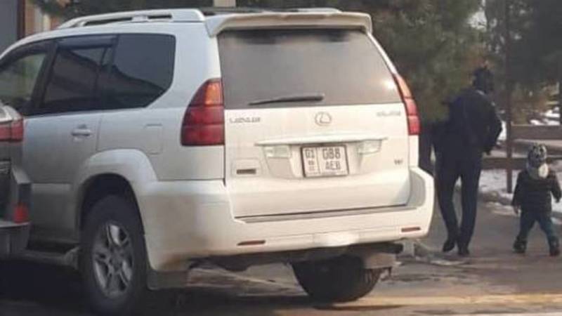 Lexus GX 470 припаркован на зебре на Тыныстанова. Фото горожанина