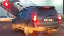 «Тойота» заехала за стоп-линию на Юнусалиева. Фото «Тойота» заехала за стоп-линию на Юнусалиева. Фото