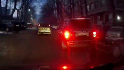 Range Rover создал аварийную ситуацию на Логвиненко. Видео Range Rover создал аварийную ситуацию на Логвиненко. Видео