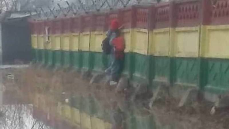 В Новопавловке дети обходят огромную лужу, цепляясь за бетонный забор. Видео и фото