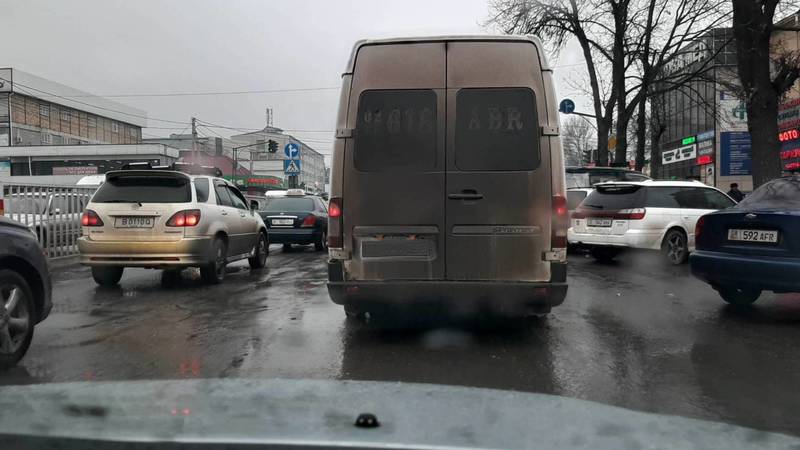 У маршрутки №258 грязный и нечитаемый госномер. Фото горожанина
