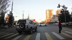 На Сухэ-Батора «Прадо» заехал за стоп-линию. Видео