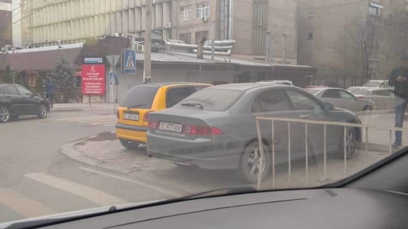 «Хонда» припаркована на пешеходном переходе. Фото горожанина