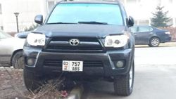Toyota 4Runner припаркован на газоне, раздавив кусты, - горожанин