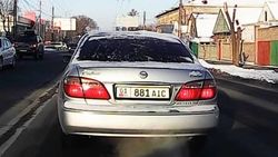 Nissan Сefiro повернул со второго ряда и не пропустил пешехода. Видео