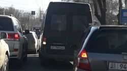 На Советской бус «Мерседес» перекрыл проезд. Видео