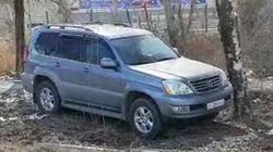 Возле ГАИ машины припаркованы на тротуаре и газоне. Видео горожанина