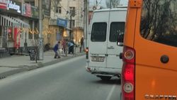 Бус, у которого 23 тыс. сомов штрафов в Carcheck, едет по встречке. Фото