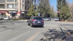 «Субару» едет по встречке на бульваре Эркиндик. Фото горожанина