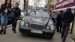 «Мерседес» Jorgo Taxi с подложными номерами заехал на тротуар. Фото
