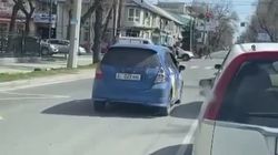«Фит» «Яндекс Такси» едет по встречке на Московской. Видео