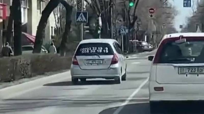 «Фит» «Яндекс Такси» едет по встречке на Московской. Видео
