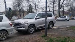 «Крузак» припаркован на зебре на Исанова. Фото горожанина