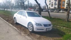 «Тойота» припаркована на газоне. Фото горожанина
