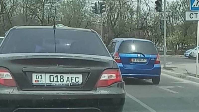 Тойота повернула на ул.Ахунбаева со второго ряда. Фото горожанина