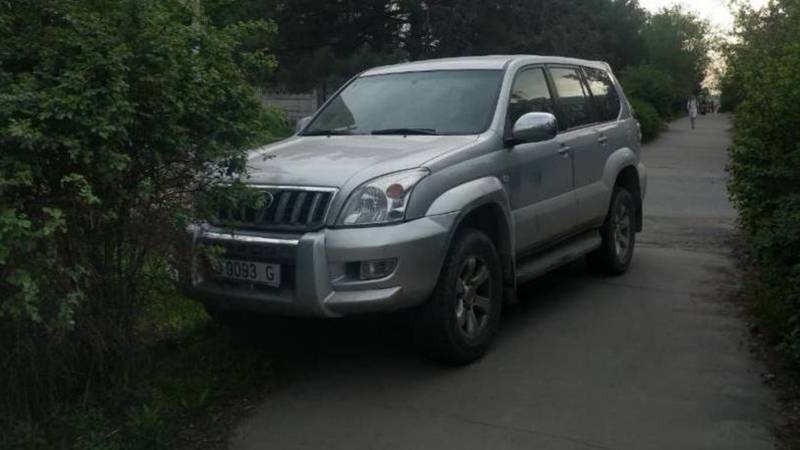 Prado припарковали на аллее. Фото