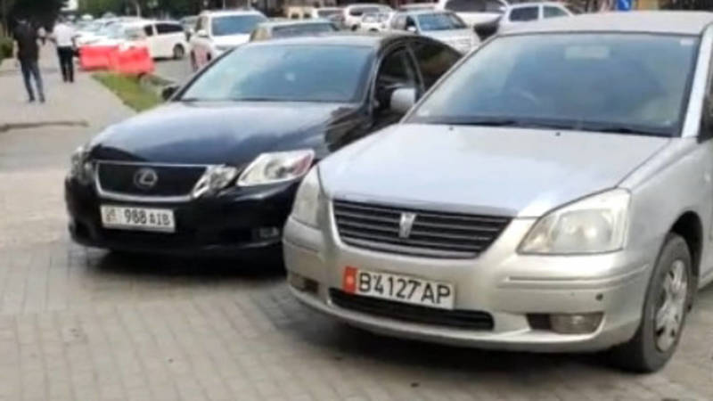 Lexus GS 460 припарковался, заехав на тротуар. Видео