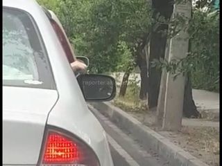 Видео — Пассажир «Субару» щелкал семечки и выбрасывал шелуху из окна на проезжую часть