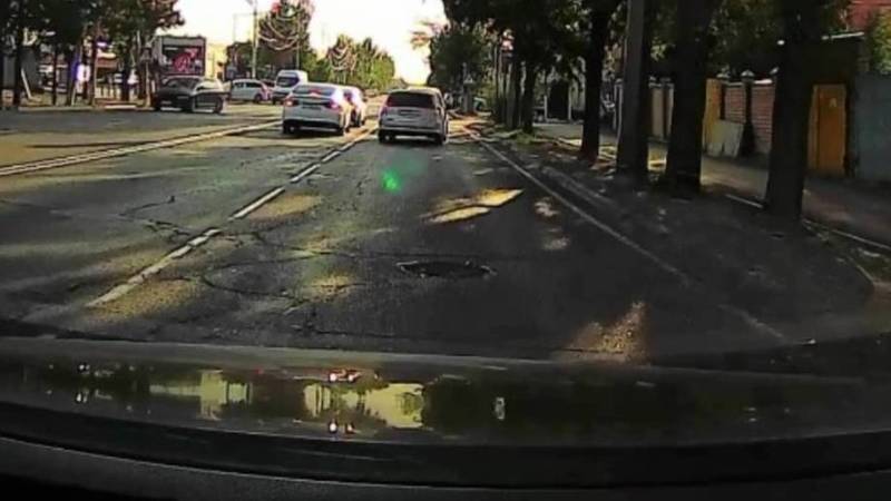 Водитель жалуется на провалившиеся люки на Ахунбаева. Видео и фото
